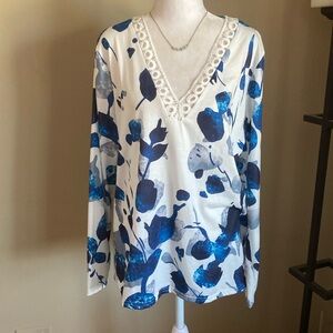 6/$20 Beautiful Navy/White/various shades of blue Tunic. Size L EUC